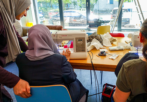 Frauen an Nähmaschine