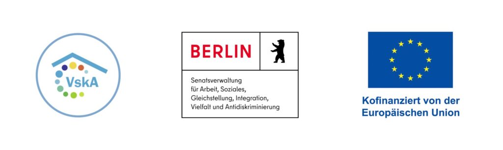 Drei Logos in einer Reihe: (Links) Logo des VskA e.V. mit einem stilisierten Hausdach und farbigen Kreisen. (Mitte) Die Flagge der Europäischen Union mit Schriftzug "Kofinanziert von der Europäischen Union". (Rechts) Das Berlin-Logo mit Berliner Bären und Schriftzug der "Senatsverwaltung für Arbeit, Soziales, Gleichstellung, Integration, Vielfalt und Antidiskriminierung".